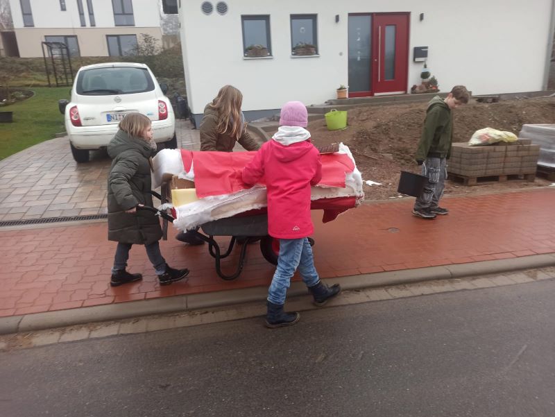 67e3d5df8d9ee1.46534178_2025 Grünzeug Sofatransport.JPG